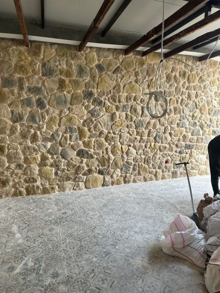 Girne bej dış cephe kültür taşı ile kaplanmış rustik doğal taş duvar uygulaması